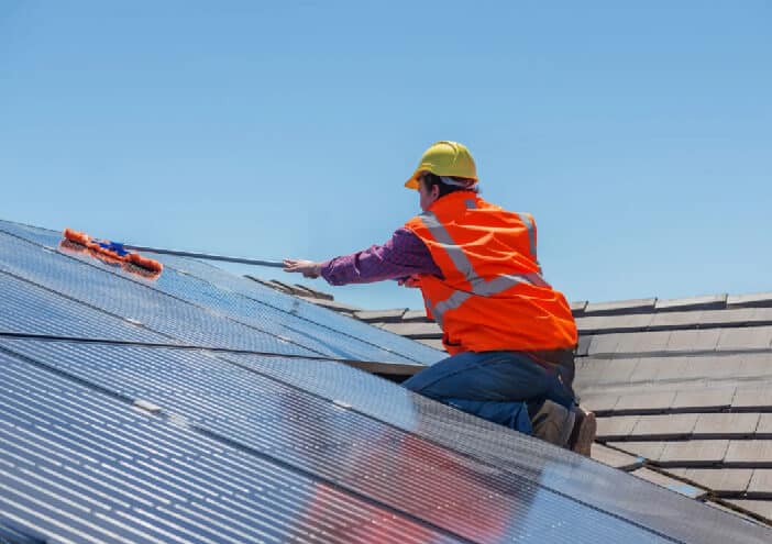 Cómo limpiar placas solares y mantenimiento anual